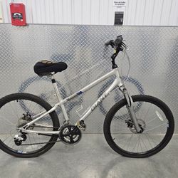 Giant Aluminum Bike with Disc Brakes – Good Condition