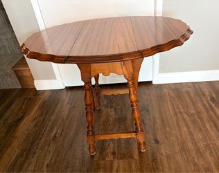 Mid 1900’s mahogany drop leaf table.