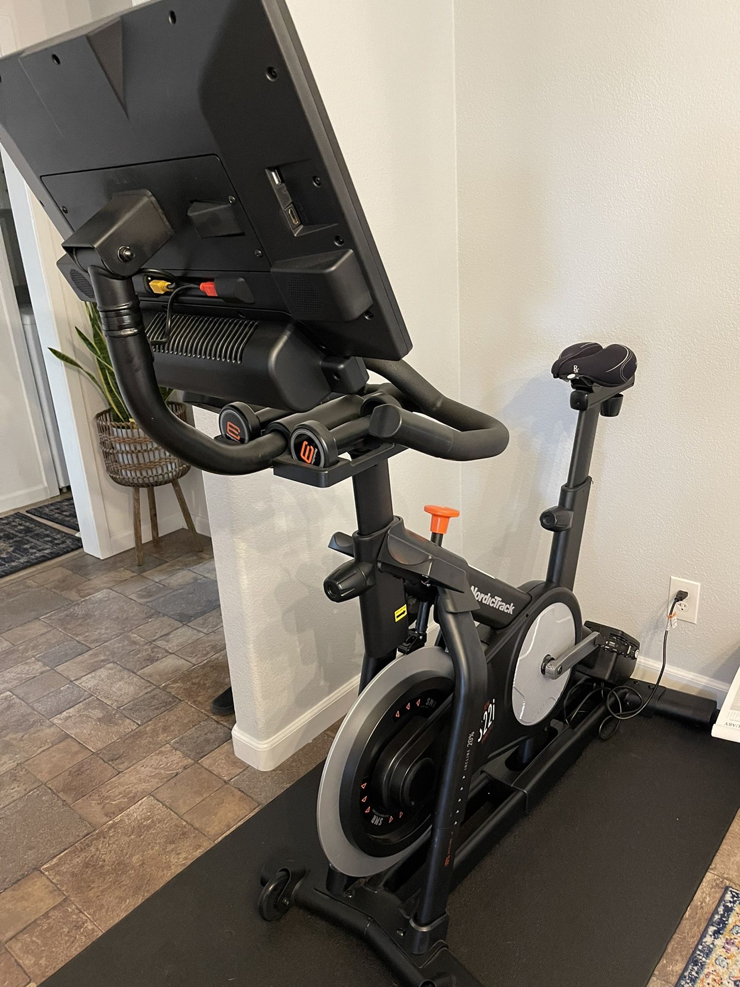 NordicTrack Commercial S22i Studio Cycle 