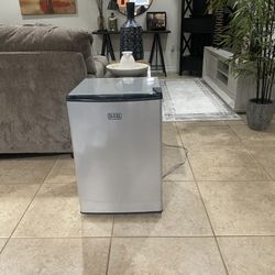 Black+Decker 2.5 Cu. Ft compact Refrigerator Single Door Mini fridge 