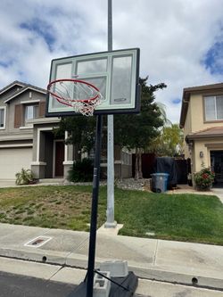 Lifetime adjustable basketball hoop good condition