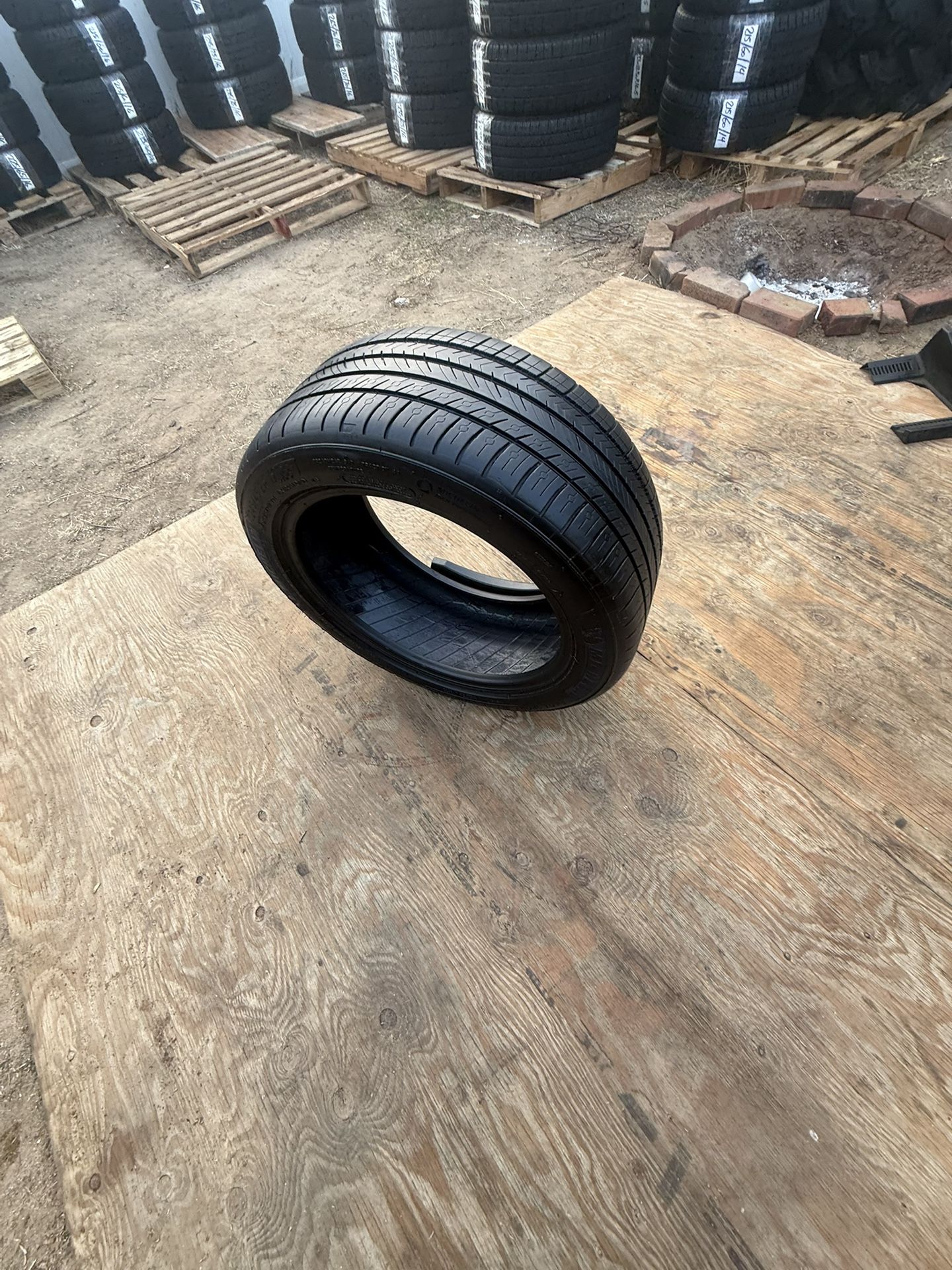 (245/45/17) Tire