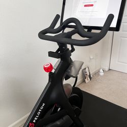 Peloton Original Bike – Great Condition & Ready to Ride!