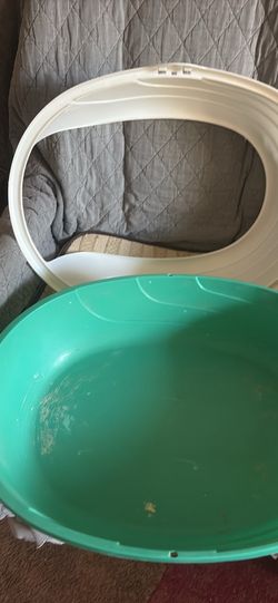 Small, clean cat litter box. Great for one Cat,two at the most.