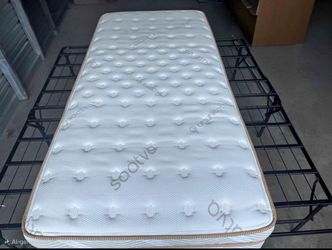 Like new Saatva Classic Mattress - Twin XL