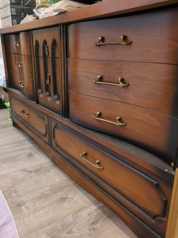Dresser With Mirror
