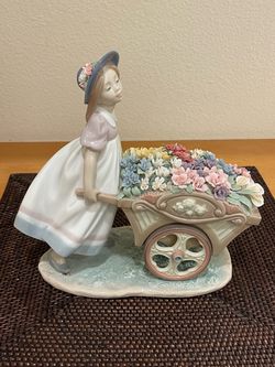 VINTAGE LLADRO LOVE’S TENDER TOKEN GIRL PUSHING FLOWER CART #6521