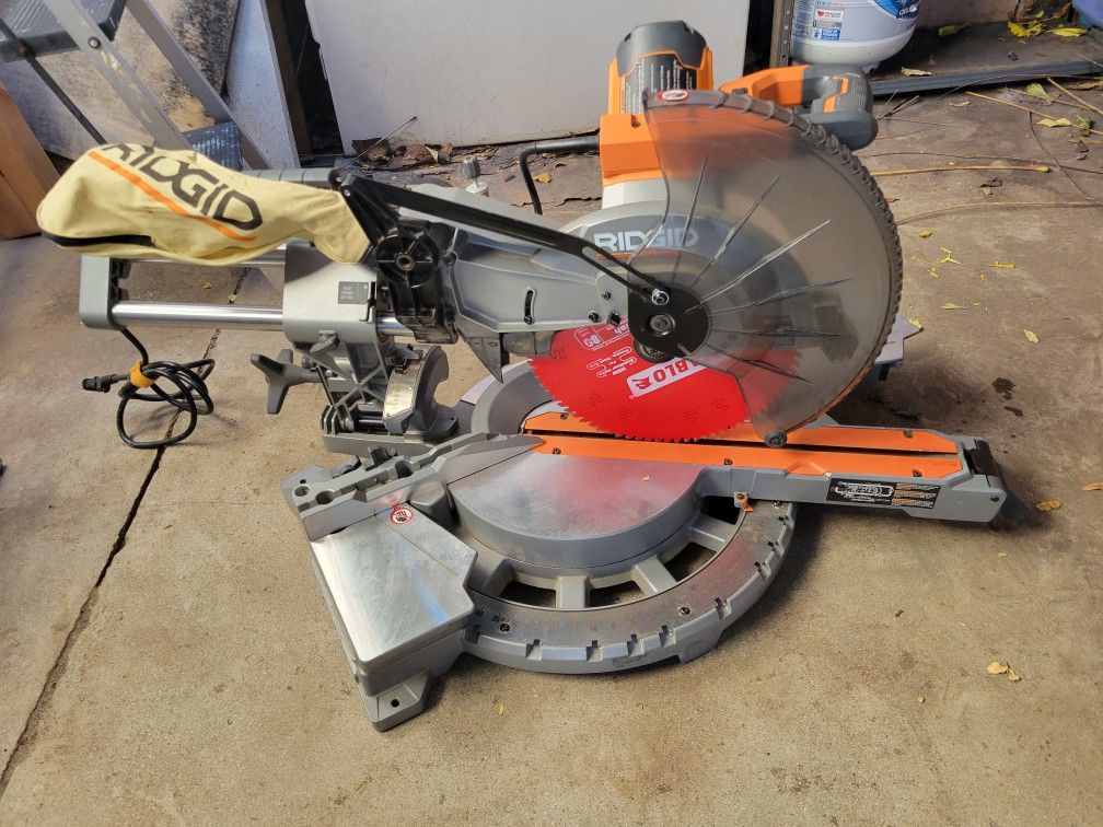 Sierra ingletadora deslizante de doble bisel de la marca Ridgid.
