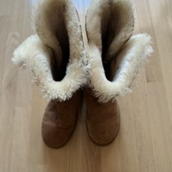 UGG Button Boots Light Brown Color Sheepskin Size 8