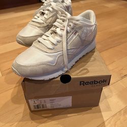Pretty WOMENS Classic Reebok Size 6 Like New In Box