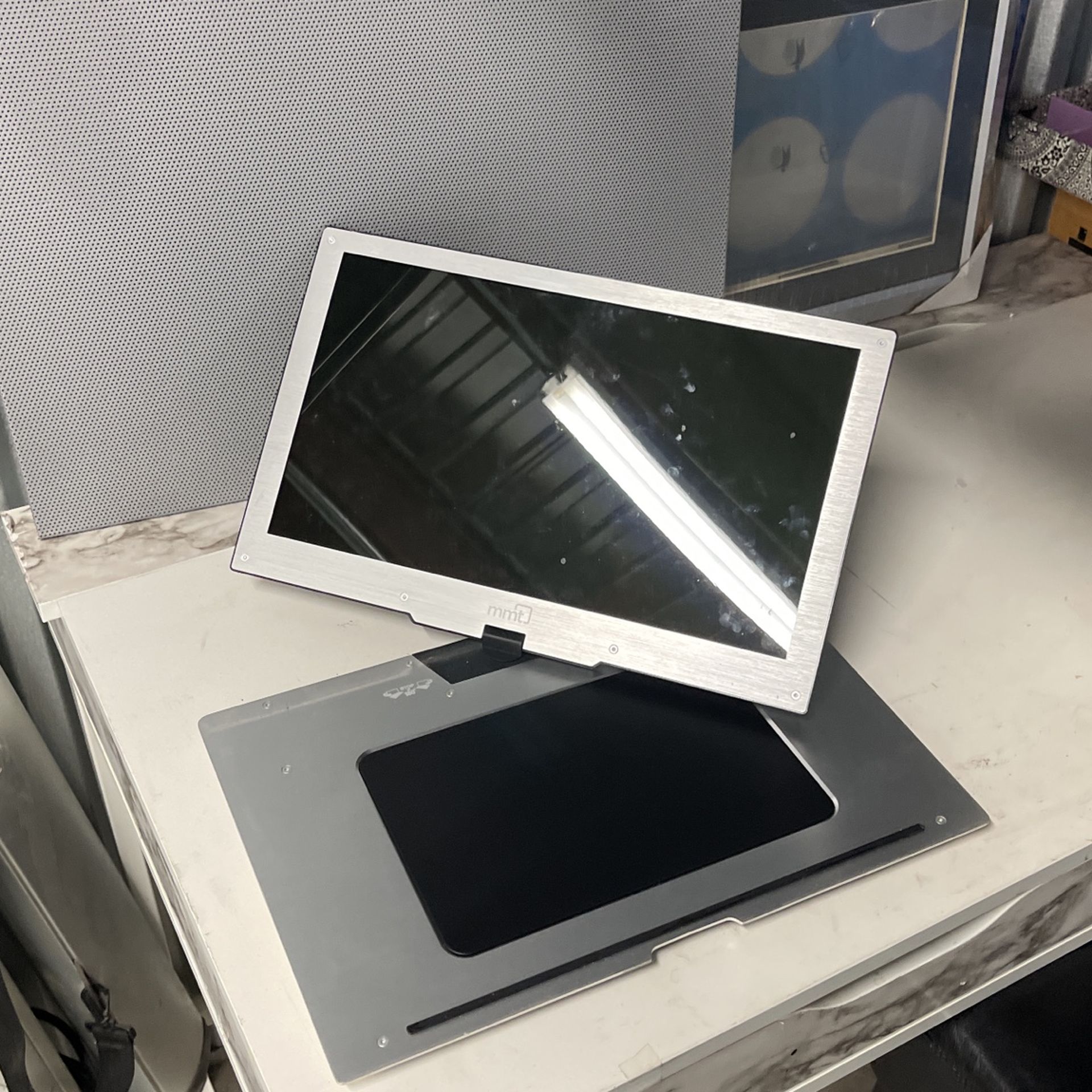 MMT Monitor2Go Portable LCD Monitor with iPad 2 Dock