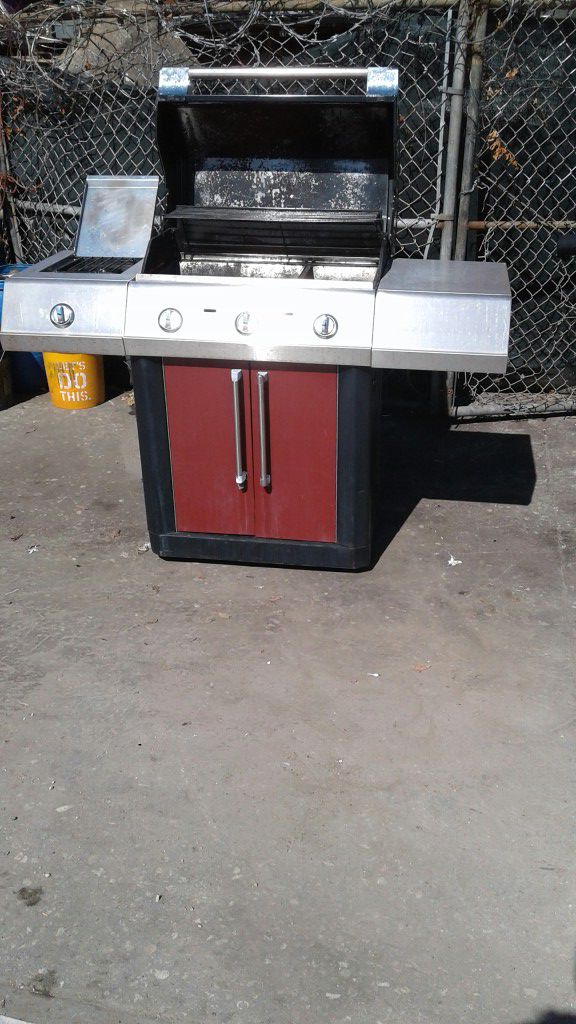 Let Get Those Steaks Sizzling For Dinner Or Just Have Burgers and Hot Dogs With The Family Working Propane Char Broil RED BBQ Grill