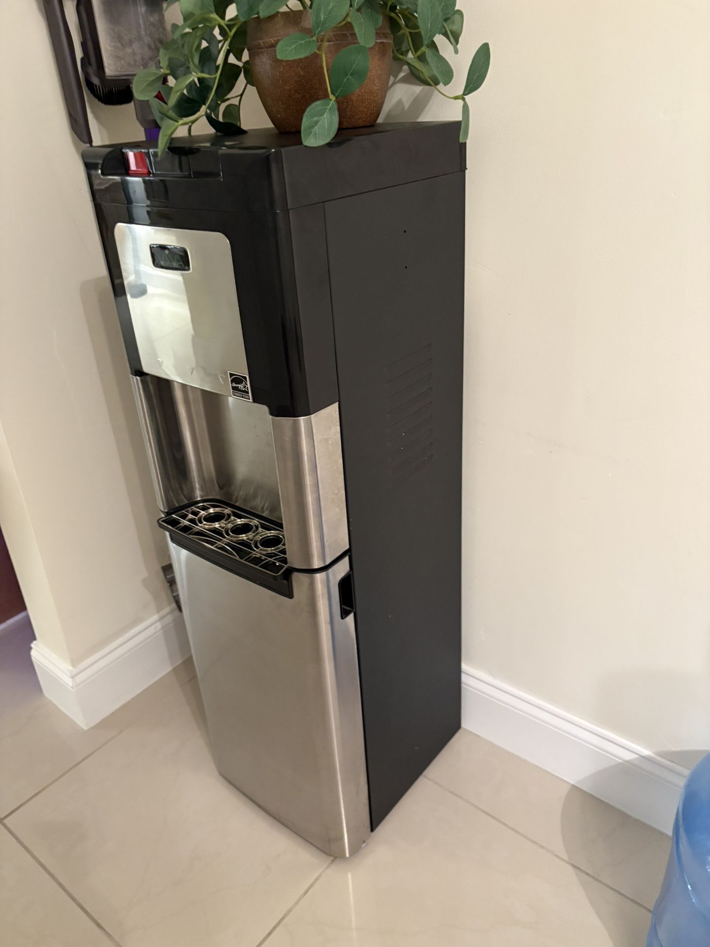 Stainless and black VIVA Hot and cold water dispenser