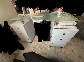 nail desk