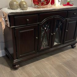 Hutch From Macy .. Send An Offer 