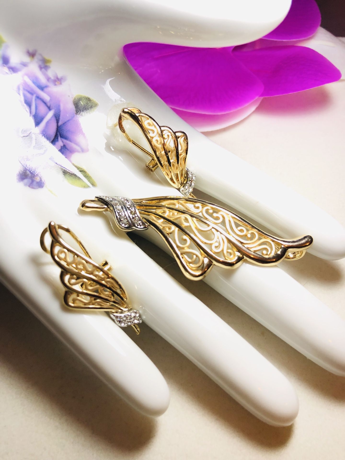 Fashion Earrings And Pendant Jewelry.