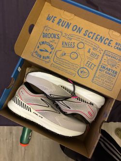 New Brooks never worn
