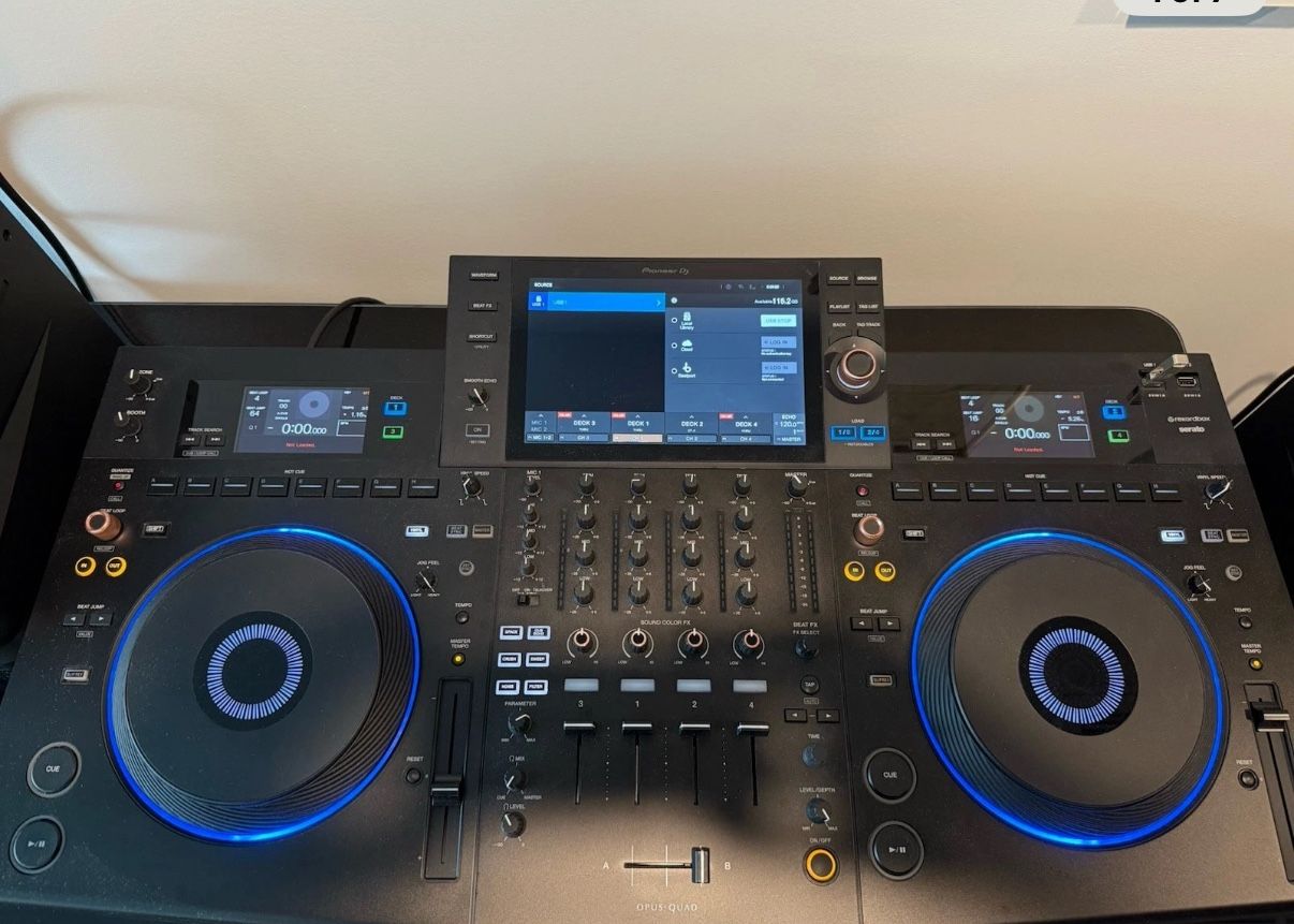 Pioneer OPUS Quad. In great condition. Includes a soft cover carrying case. Some small marks, as shown in photos on carrying case. Otherwise complete