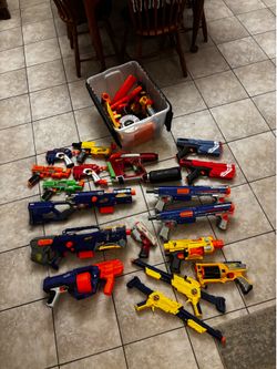 18 Nerf gun toys and accessories