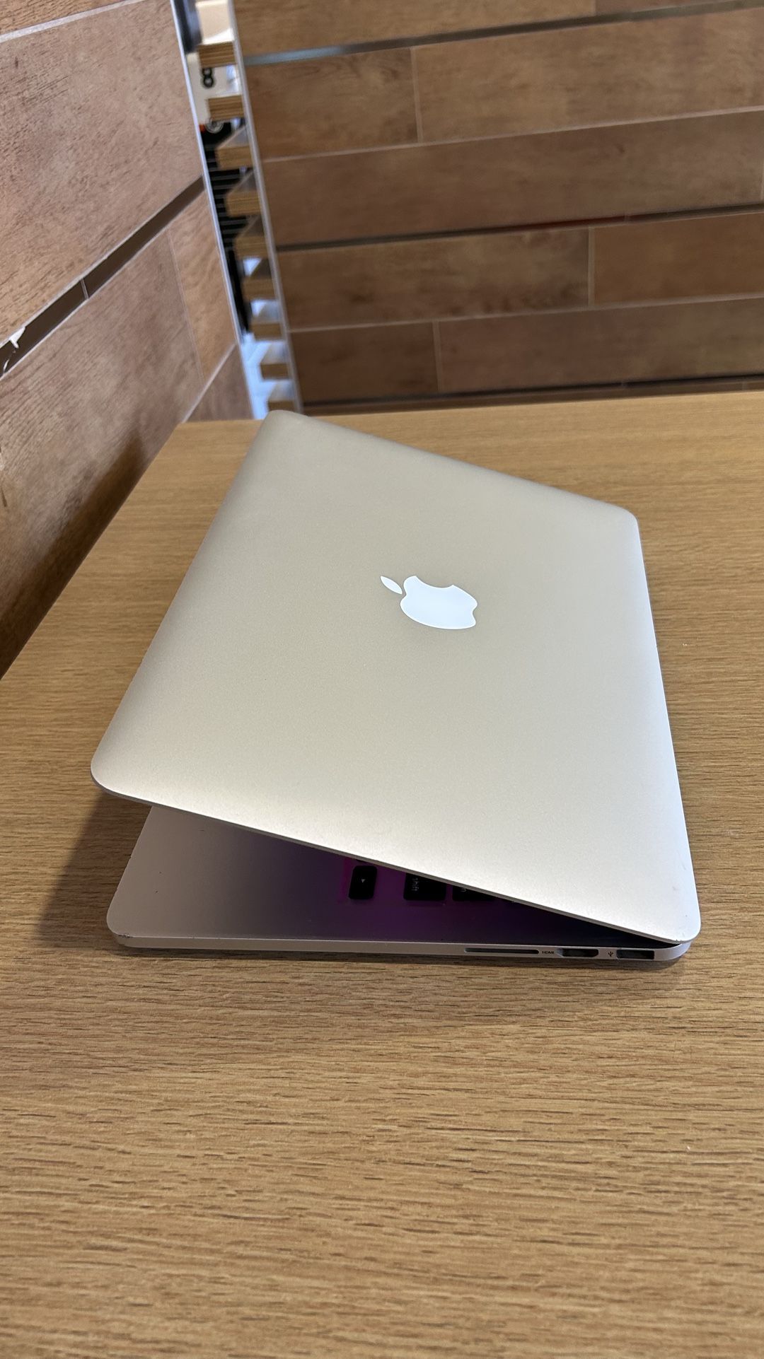 Apple MacBook Pro 13” Retina I5/8GB/256GB SSD $195