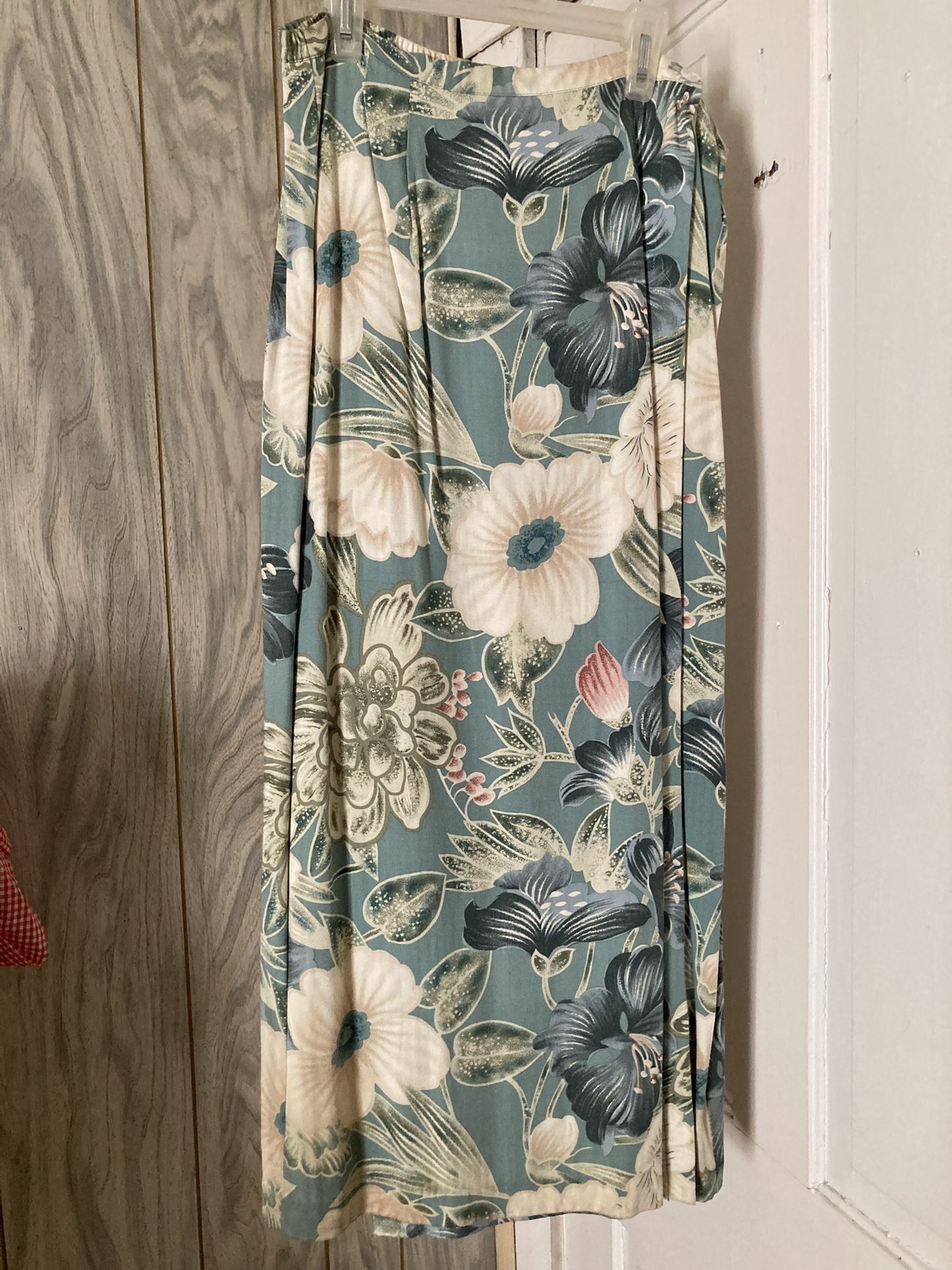 Vintage Van Heusen Women’s Medium Green and White Floral-Patterned Wraparound Long Skirt