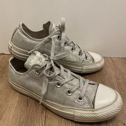 Women’s size 6 Converse all stars ⭐️