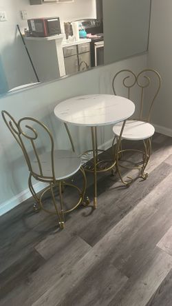 Dining Set with 2 chairs (like new)
