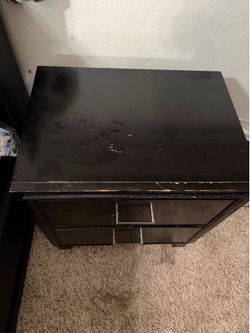 2 nightstands
