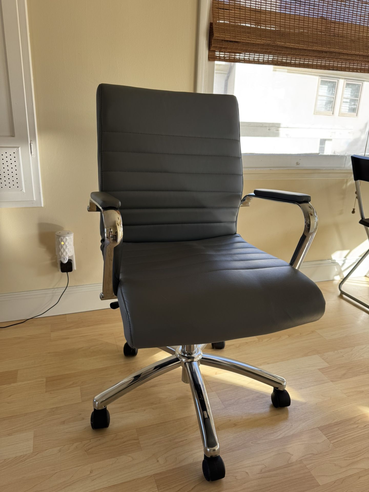 BRAND NEW GRAY OFFICE CHAIR