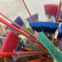 Escobas Y Trapeadores. 