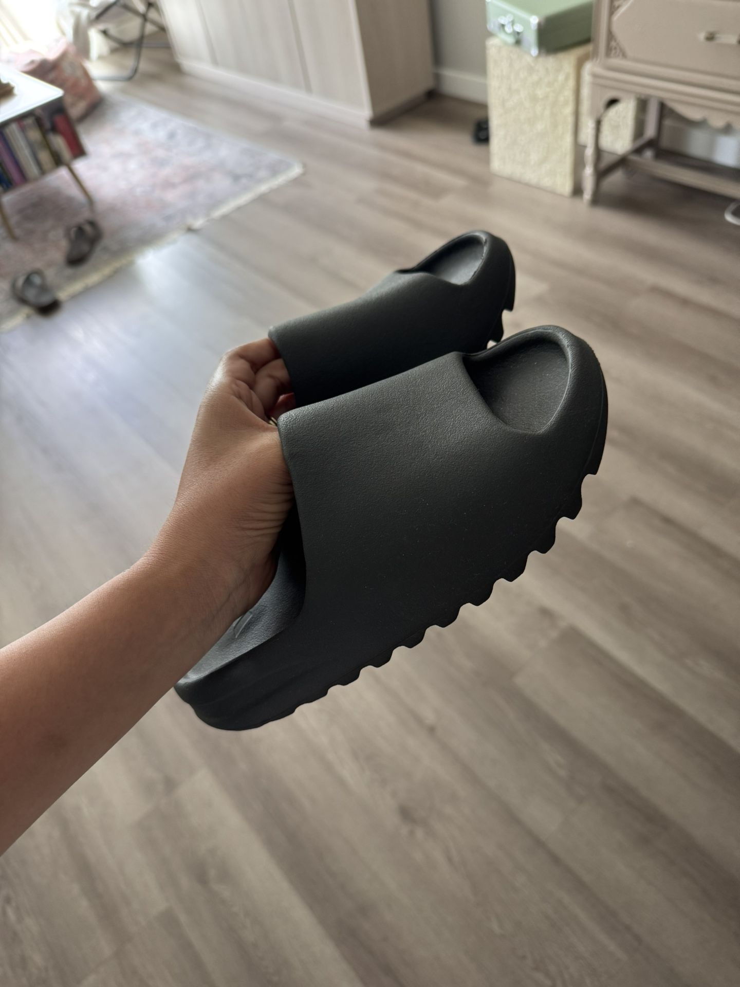 6.5 Women’s Yeezy Slides