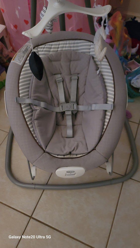 Graco DuetConnect Deluxe Multi-
Direction Baby Swing and Bouncer 