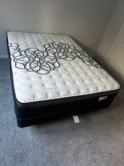 Queen Size Mattress Pillow Top 12"     new Mattress in a plastic sealed