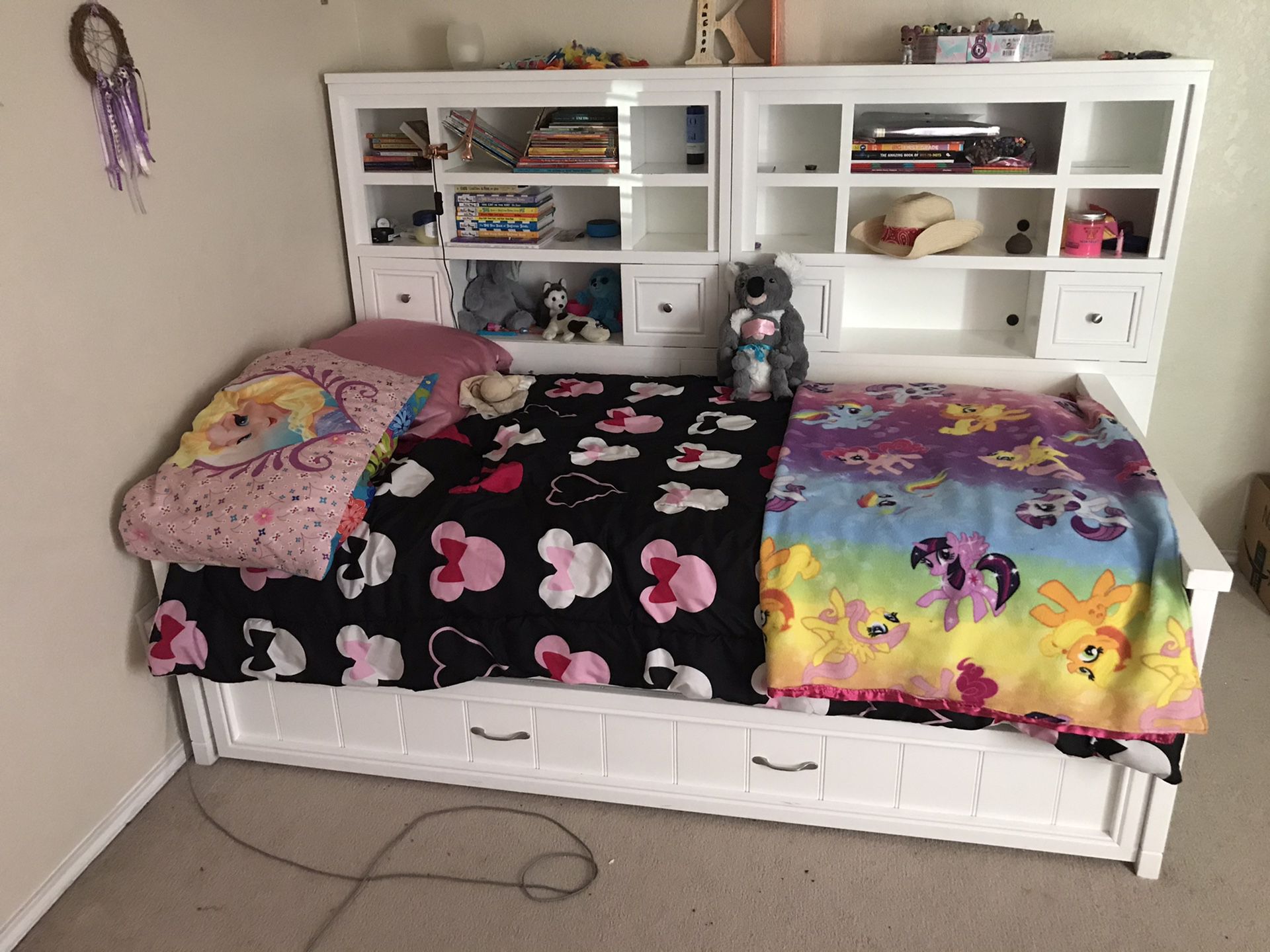 Twin size daybed w/ trundle