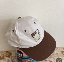 • Hat Design: It features a color-blocking design, with the crown in white (or light beige) and the brim and top ventilation holes in dark brown. • Em