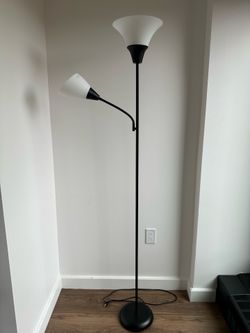 Floor lamp with bulbs