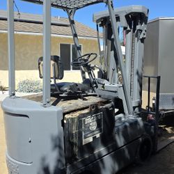 Clark EC500-50F Electric Forklift – 4,100 lb Capacity – Side Shift