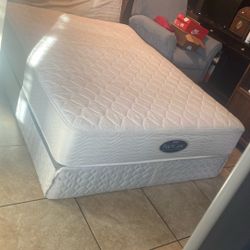 Full size mattress and box spring 