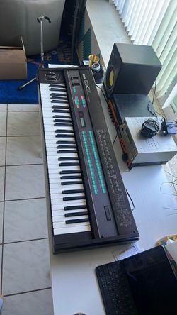 Yamaha DX7 Synthesizer Keyboard