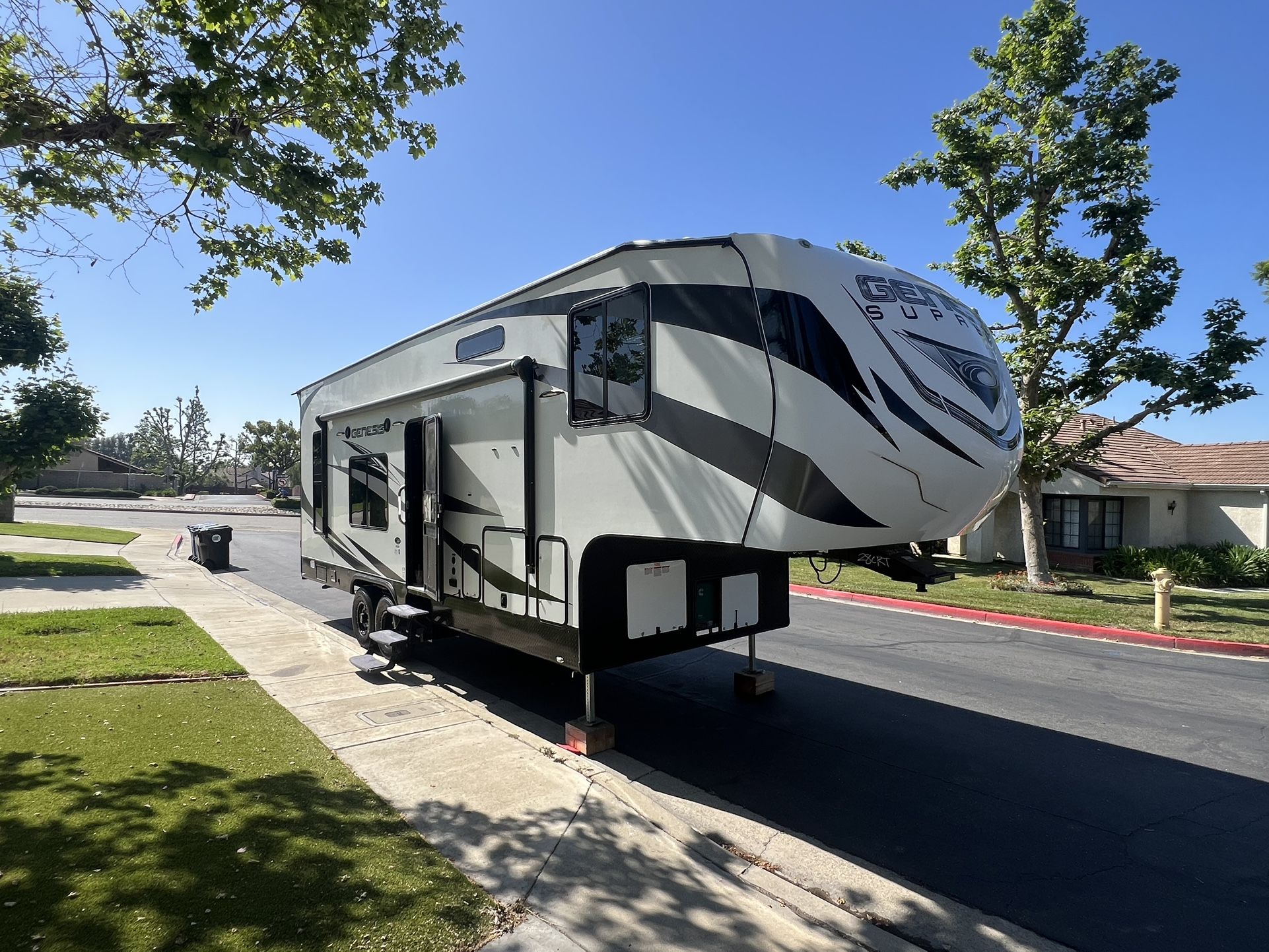 2019 Genesis Supreme Toyhauler 28CRT