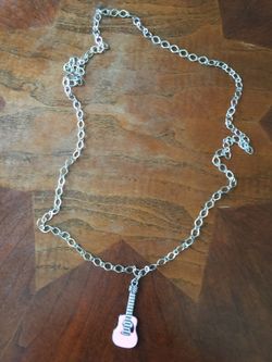 Cadena para mujer con dije de guitarra