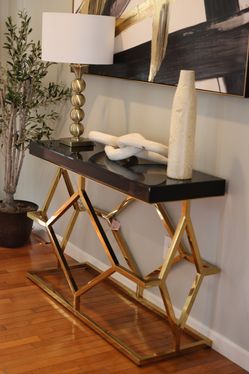 Console/ entry table ( complete set ) With big painting, lamp, wooden chain decor, vase