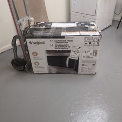 Very Nice 1-Month-Old Whirlpool Microwave And Hood Combination