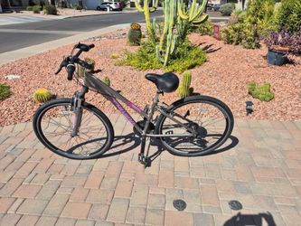 Women's 700c Schwinn Trailways Hybrid Bike