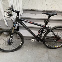 Trek Fuel EX 9.5 Mountain Bike Tons Of Upgraged Parts
