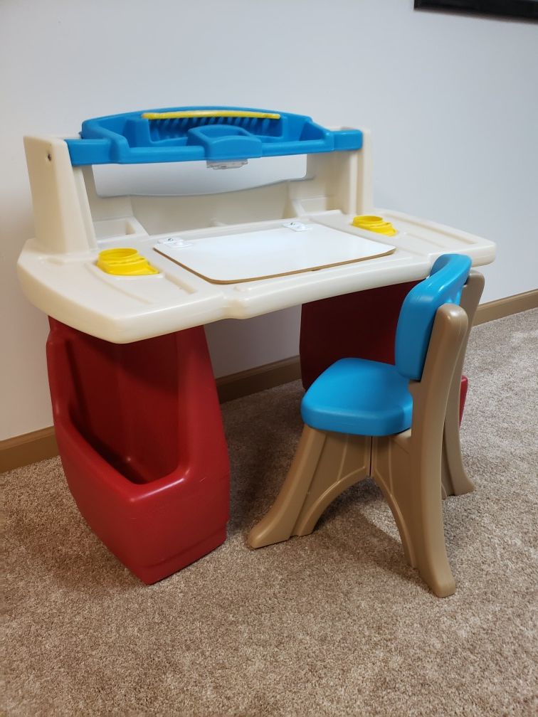 Step 2 Deluxe Art Kids desk and chair.
