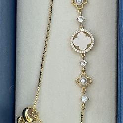 Gold-Plated Clover Bracelet – Elegant Sparkling Design