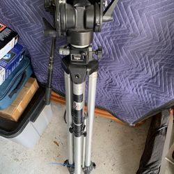 BOGEN MANFROTTO 3068 HEAVY DUTY ALUMINUM TRIPOD 