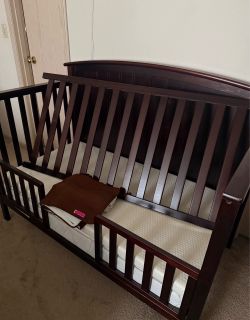 Kids bed 4 in 1 Convertible Crib in espresso with Mattress, mattress pad, crib bumper and 2 bed rail guards. Like new.
