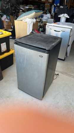 Mini refrigerator
